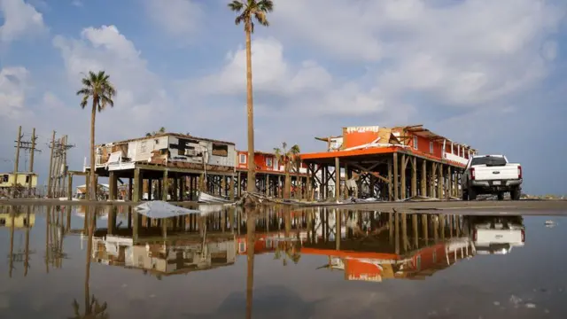 அமெரிக்காவில் சூறாவளி ஏற்படுத்திய சேதம்