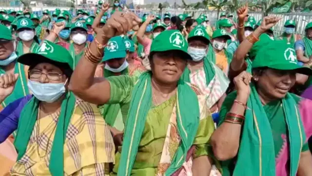 సభకు హాజరైన మహిళలు