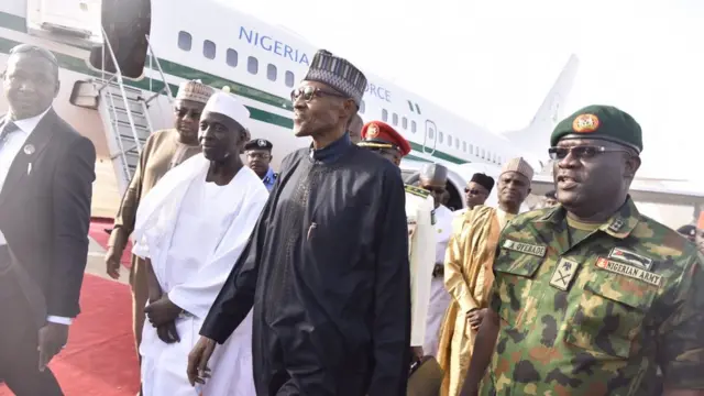 Shugaba Muhammadu Buhari lokacin da ya sauka a Kaduna