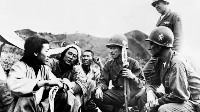 Cha mẹ ông Moon chạy khỏi miền Bắc trong đoàn người vào Nam năm 1950 (hình minh họa)