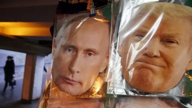 Vladimir Putin (G.) et Donald Trump (Dr.)