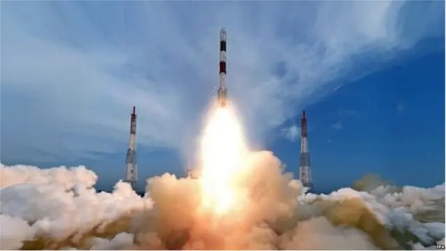 रॉकेट अंतरिक्ष में जाने की प्रतीकात्मक तस्वीर