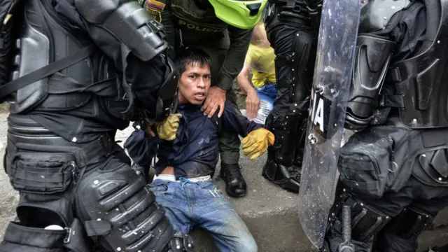 Policías y detenido