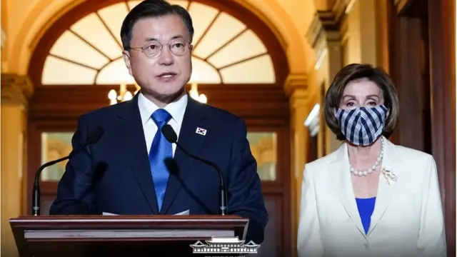 문재인 대통령이 20일(현지시간) 미국 워싱턴 국회의사당을 방문해 낸시 펠로시 미국 연방하원의회 의장을 비롯한 하원 지도부와의 간담회에 앞서 발언하고 있다