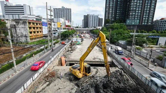 การก่อสร้างอุโมงค์รัชดา-ราชพฤกษ์ กินพื้นผิวขราขร ทำให้การจราจรติดขัดโดยเฉพาะในช่วงเวลาเร่งด่วน