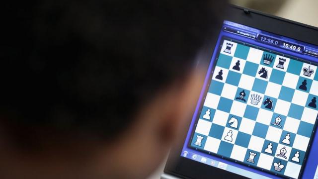 Tela de laptop com jogo de xadrez