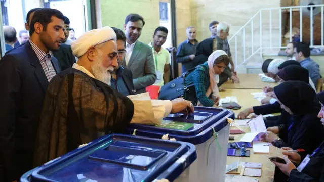 ایران کې د ولسمشریزو ټاکنو دولسمه دوره او د ښارونو او کلیو د اسلامي شورا د ټاکنو پنځمه دوره له روانه ده.