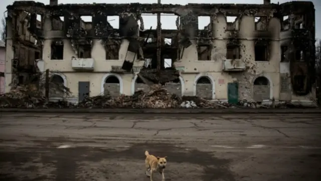 Зруйнований вибухами будинок