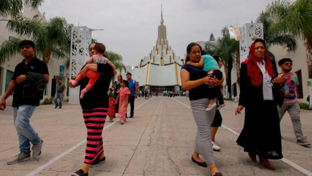 Un grupo de fieles de la iglesia La Luz del Mundo caminan en Guadalajara
