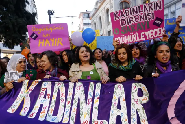 د ټولپوښتنې مخالفو ښځو په استانبول کې لاریون وکړ او له خلکو یې وغوښتل چې مخالفه رایه ورکړي