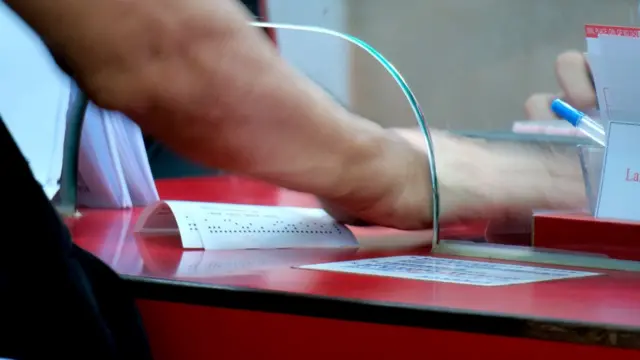 投注窗口賣出的彩票（BBC中文圖片23/6/2018）