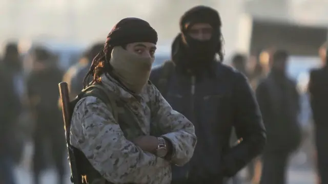 مسلحون من المعارضة في حلب قبل خروجهم