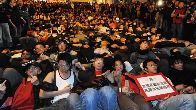 2010年反高铁人士集结在立法会外抗议。