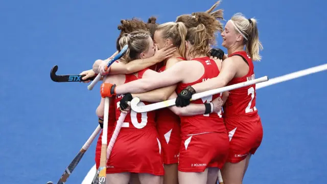 जश्न मनाती हुईं इंग्लैंड की खिलाड़ी