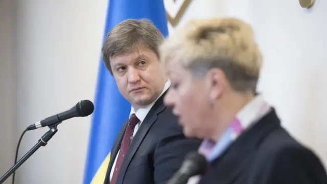 Міністр фінансів Олександр Данилюк і глава Нацбанку України Валерія Гонтарєва під час прес-конференції з приводу націоналізації "ПриватБанку". Київ, 19 грудня 2016 р.