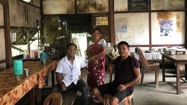 برومود نارزاري (يمينا) مزارع الأرز، كان محظوظا لأن القرية التي يعيش فيها تحتضن مستشفى ومستوصفا