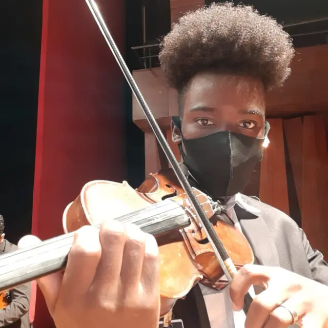 Carlos Samuel com um violino nos braços