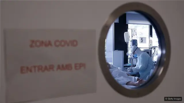 治療Covid-19患者所需的許多設備供應有限,迫使醫生決定誰能使用這些設備。