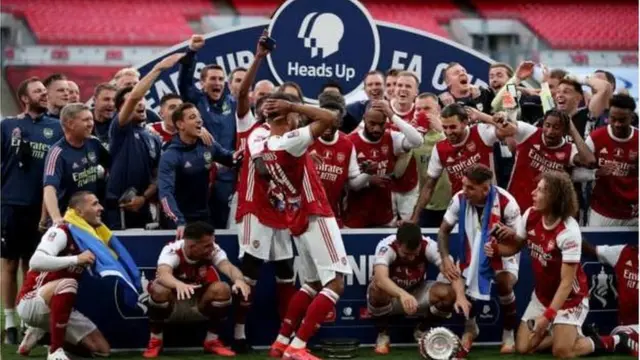 Arsenal dey celebrate dia FA Cup win