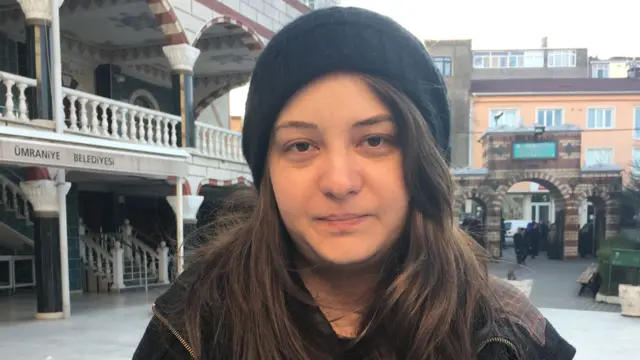 T瓦娜藏在洗手间，幸免一难