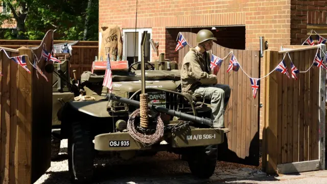 Манекен на военном автомобиле