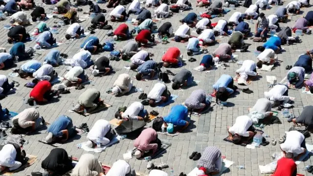Salat Jumat di luar Hagia Sophia.