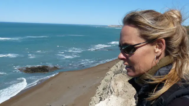Marcela Urhart frente al mar