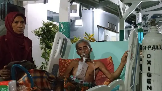 Pasien di rumah sakit Banggai dirawat di luar saat gempa terjadi.