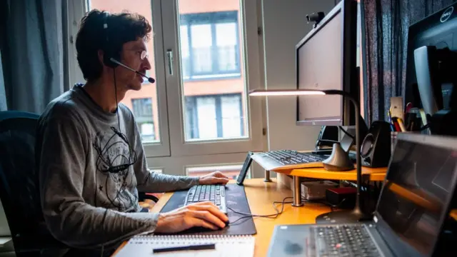 Hombre trabajando desde casa en Ámsterdam