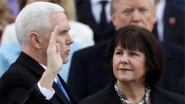 นายไมค์ เพนซ์ กล่าวสาบานตนรับตำแหน่งรองประธานาธิบดี โดยมีนางคาเรน เพนซ์ ภรรยาอยู่เคียงข้าง