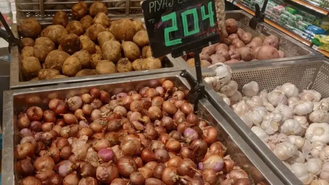 ঢাকার সুপারশপগুলোতেও ইতিমধ্যেই দু'শর উপরে দাম নেয়া হচ্ছে।