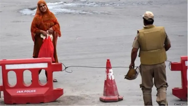 सड़र पर एक महिला और पुलिस अधिकारी