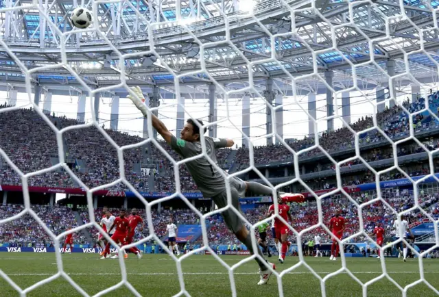 Penedo no puede hacer nada para detener el balón de Lingard.