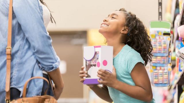 Menina pede produto à mãe