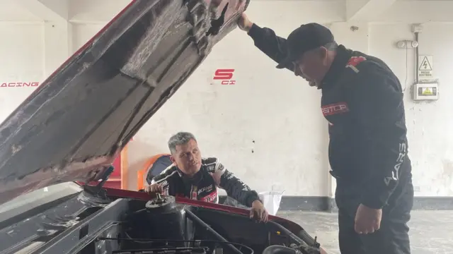 Piero Polar y Pacho Canttt revisan el motor de su bólido.