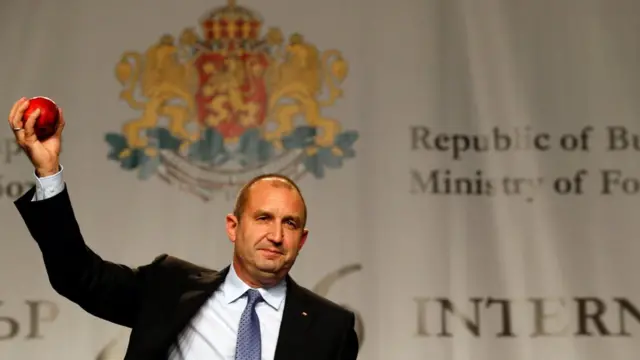 Radev foi treinado nos Estados Unidos, mas pilotava aviõespalpites bets hojecombate soviéticos.