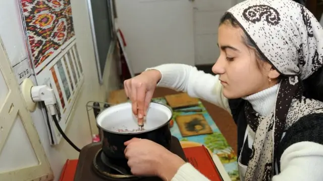 Девочка варит суп