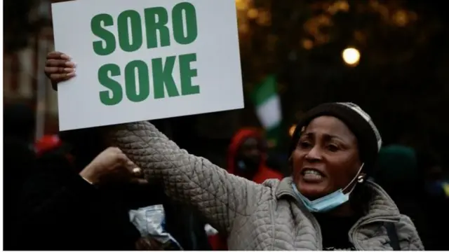 Obinrin kan gbe ami idamọ Sorosoke lọwọ