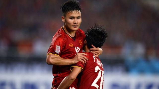 Quang Hải ăn mừng cùng Văn Đức sau bàn thắng mở tỉ số ở phút thứ 83