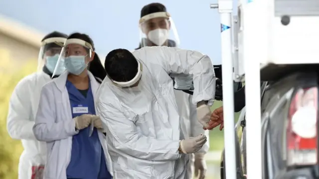 أحد الأخصائيين الطبيين يجري اختبارا للتحقق من وجود فيروس كورونا في بلدة بوليناز بولاية كاليفورنيا الأمريكية