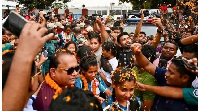 ঢাকায় স্বাগত জানানো হচ্ছে ফুটবল দলের সদস্যদের।