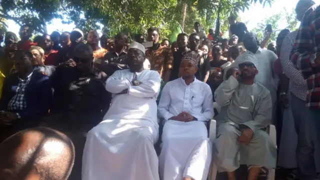 Watu waliohudhuria maziko ya mchekeshaji King majuto mjini Tanga