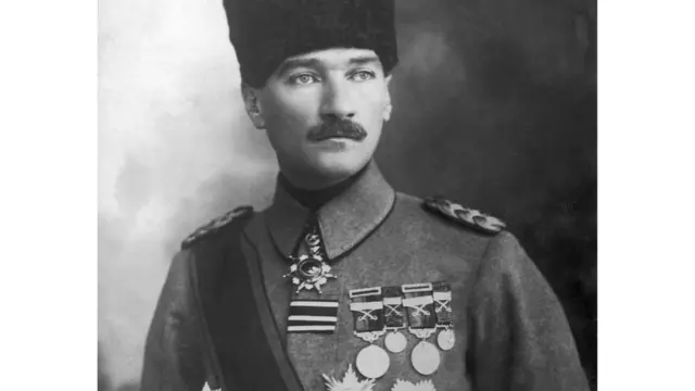 أتاتورك بالزي العسكري