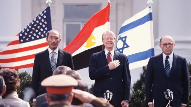 Слева направо: Анвар Садат, Джимми Картер, Менахем Бегин