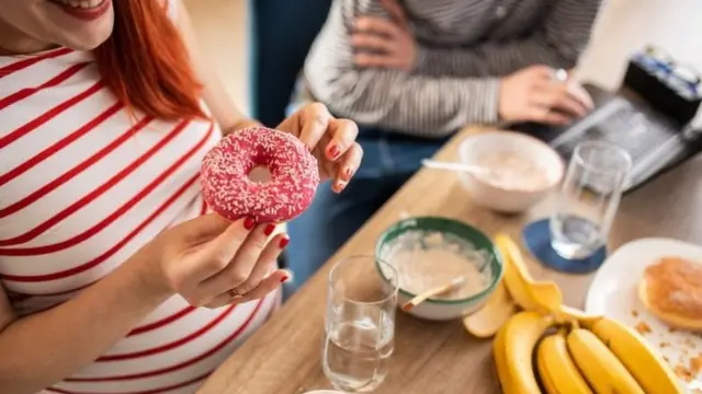 Une femme enceinte en train de déguster un gateau