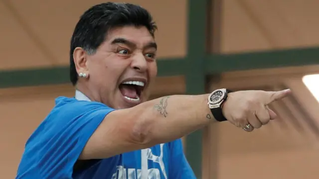 Maradona chỉ tay về phía đám đông tại Nga 2018.