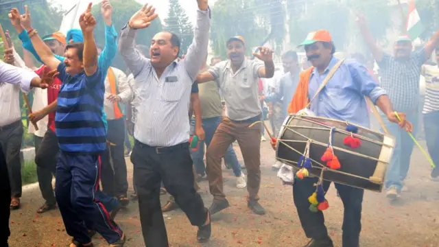 ৩৭০ ধারা বিলোপের পর জম্মুতে বিজেপি সমর্থকদের বিজয়োল্লাস।
