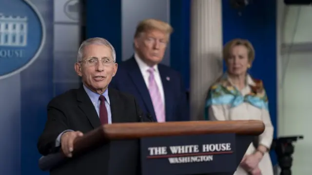 Anthony Fauci em briefing na Casa Branca, ao lado do presidente Donald Trump e da coordenadora da força-tarefa em resposta ao coronavírus, Deborah Birx