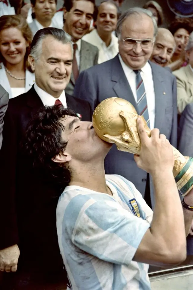 Diego Maradona besa la copa del mundo en 1986.