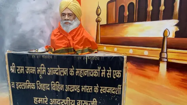 मंदिर के भीतर एक हॉल में लगी बीएल शर्मा की मूर्ति